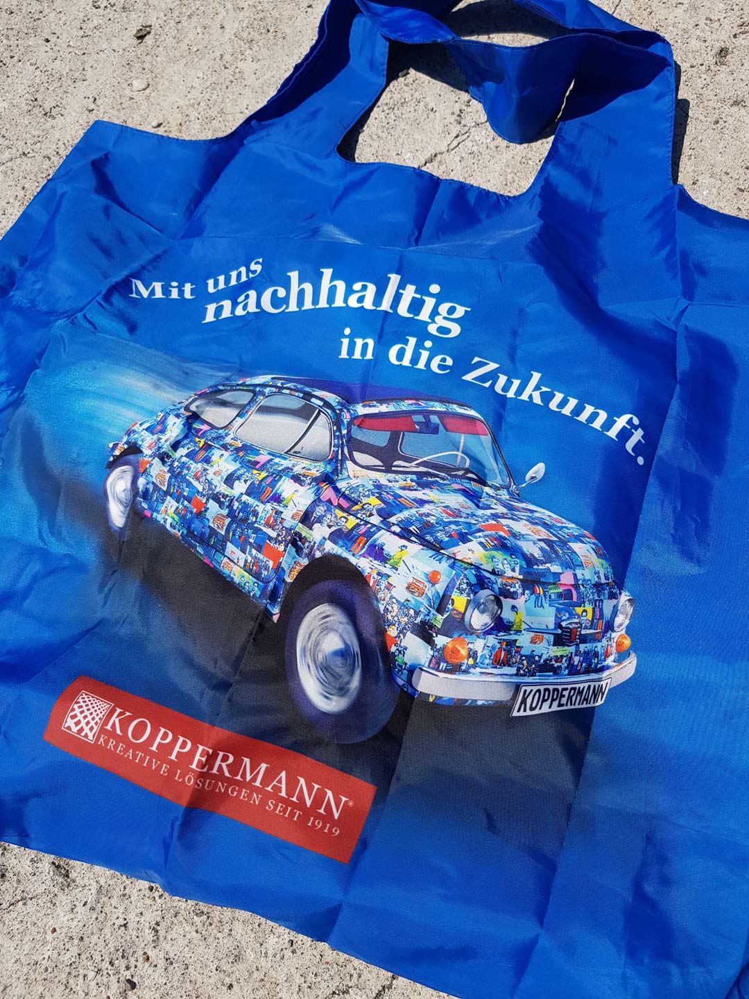 Bildbearbeitung für Werbemittel: Einkaufstasche bedruckt am Strand