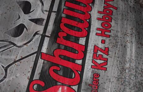 Autofolierung und Printdesign für die Autowerkstatt die Schrauberei von sehenundmachen