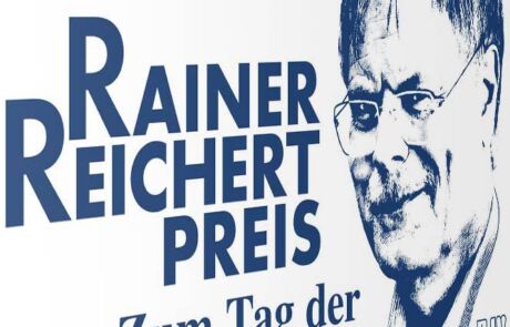 Design Gravur - Der Rainer Reichert Preis zum Tag der Pressefreihiet. Mit dem Gesicht von Hr. Reichert stilisiert als ein Logo