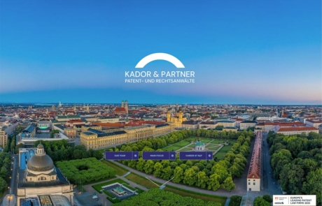 Webdesigner München zeigt eine Arbeit. Eine Homepage erstellt für Anwälte. Darauf zu sehen das Logo Kador und Partner auf blauem Himmel über München