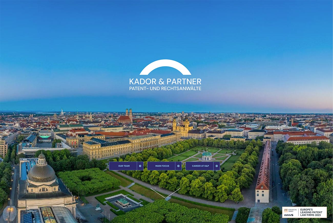 Webdesigner München zeigt eine Arbeit. Eine Homepage erstellt für Anwälte. Darauf zu sehen das Logo Kador und Partner auf blauem Himmel über München