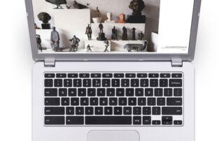 Webdesign München - ein Laptop geöffnet von oben mit einer Homepage von sehenundmachen