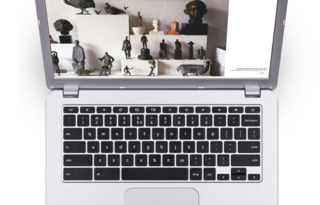 Webdesign München - ein Laptop geöffnet von oben mit einer Homepage von sehenundmachen