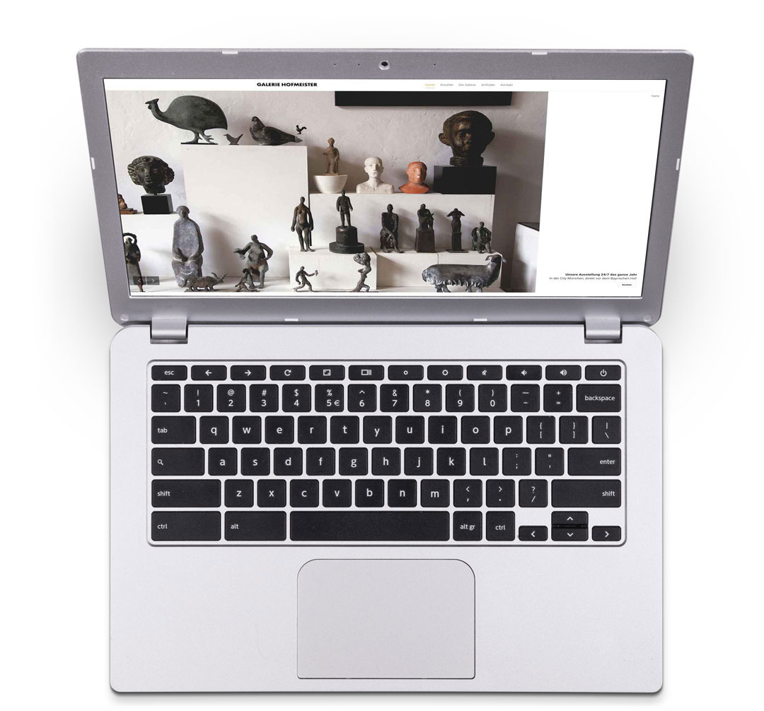 Webdesign München - ein Laptop geöffnet von oben mit einer Homepage von sehenundmachen