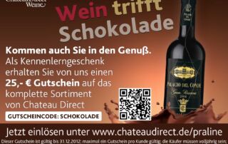 Ein Gutschein Flyer mit einer Weinflasche die in flüssige Schokolade aufschlägt und die Schokolade schön eine Welle bildet um die Weinflasche