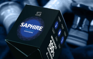 Eine schwarze Schachtel mit einem Logo Blau SAPHIRE in weissen Grossbuchstaben