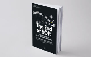 Grafikdesign Buch - stehend auf grau mit dem Titel END of SOP