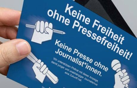 Grafikdesign und Illustration auf Postkarte für Pressefreiheit von sehenundmachen